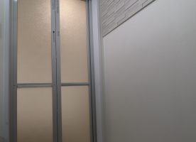 バスルームへの出入口は段差がなく安全に。壁に設置されたエコカラットはアクセントになることに加え、湿度調整しカビの発生を抑制します。