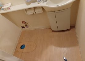 既存のトイレを撤去後
床のクッションフロアを
剝がします