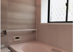 システムバスの浴槽はやわらかい印象のピンクにエプロンはホワイト、壁パネルと床はクレオポプラ（ベージュ）で優しい印象の室内になりました。
エスコートバーも設され安心安全にご入浴出来ます。