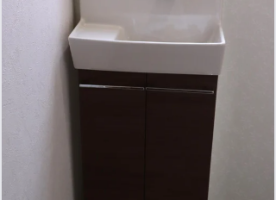 横幅が広く収納たっぷりの自動水栓の手洗は建具と色調を合わせお選びいただきました。